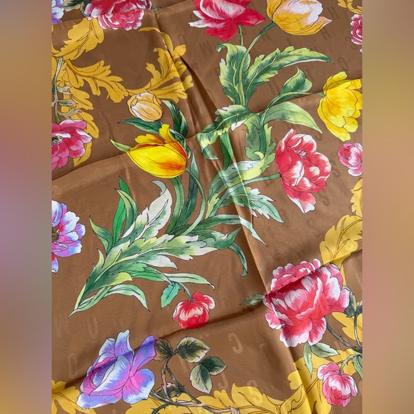 💗🌷🌷💗 MOSCHINO SILK SQUARE SCARF - Picture 5 of 10